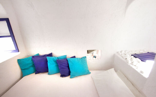 Blu Bianco Cave House