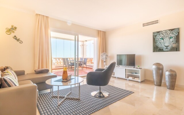 Pool Apt Calahonda 2 With Sea View