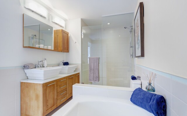 Palais-des-Congrès Furnished Suites by Hometrotting