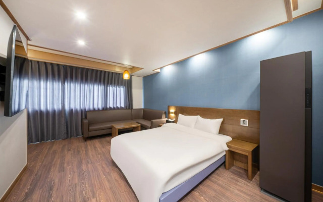 The 7 Business Hotel