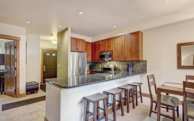The Perfect Condo in West Village, Big Deck and next to the lift - CA1203 by RedAwning