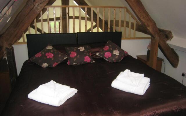 Romeo Cottage - Sleeps 4 - Open Plan Barn - Private Hot Tub & Garden