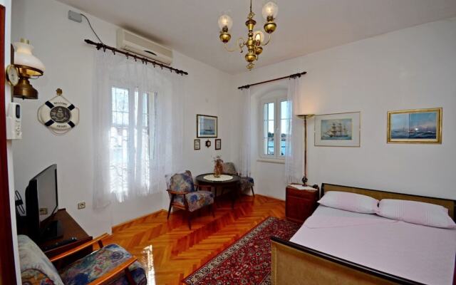 A2 - Cozy Apartment, Best Location in Supetar