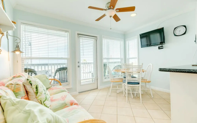 Beautiful Blue Heron Sleeps 6 Great Views