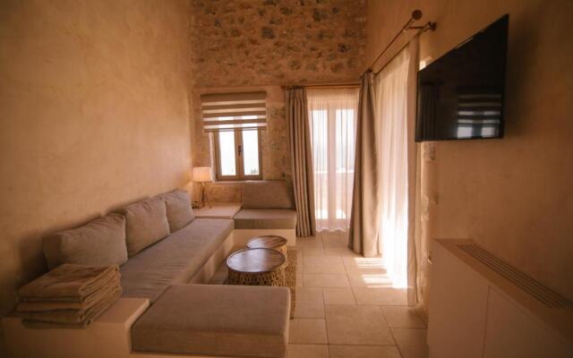 Mani Luxury Suites and Studios in Gytheio with Private Pools