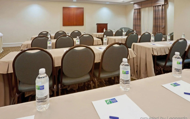 Holiday Inn Express & Suites Waxahachie by IHG