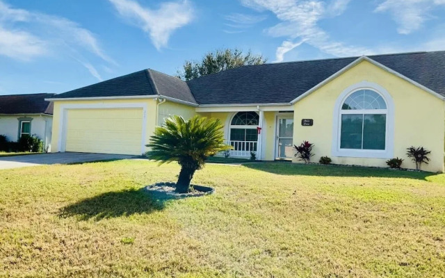 Amazing 3/2 Vacation Home With Private Pool!!