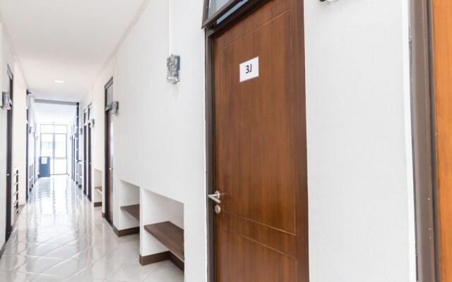 OYO 1598 Feby Inn Near RS Gandaria