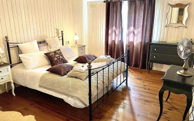 Holiday Lettings Beech Lodge - Stunning 6-bed King