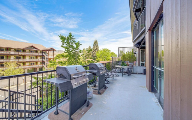 Walk to Lake Chelan: Top-level Waterfront Condo