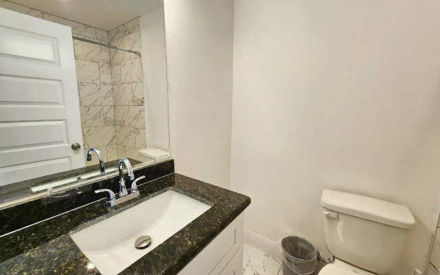 Modern 3 Bedroom Retreat in Pearland