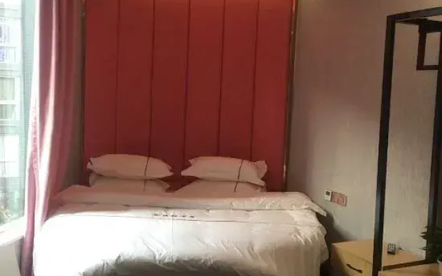 Quxian Huilong Hotel