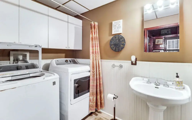 4 Mi to Camelback! Group-friendly Poconos Cabin