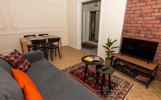 Yakamoz 2 BR Stylish House with garden in Kadikoy