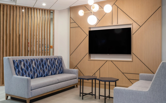 Holiday Inn Express & Suites Greensboro-(I-40 Wendover) by IHG