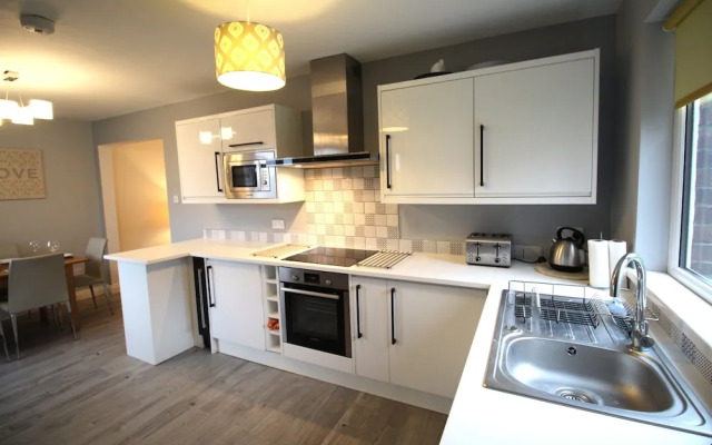 3 Bed House - Sleeps 6 - Fully Refurbished