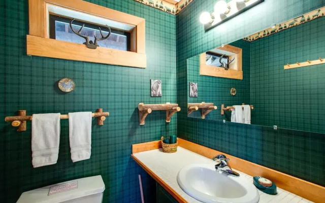 44mbr - Hot Tub- Pets Ok - Wifi - Bbq - Sleeps 8 2 Bedroom Home by RedAwning