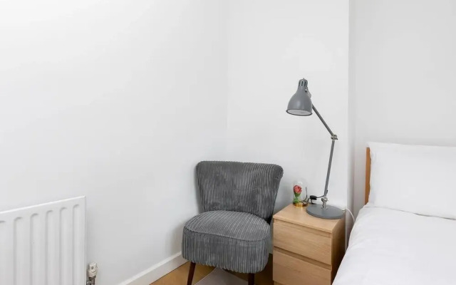 Modern Spacious Home In Well Connected Hammersmith
