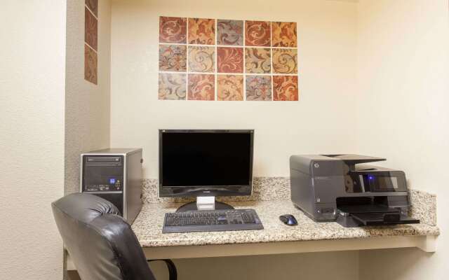 Ramada by Wyndham Fresno Northwest