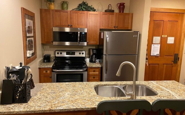 2296 Red Hawk Lodge 2 Bedroom Condo by RedAwning