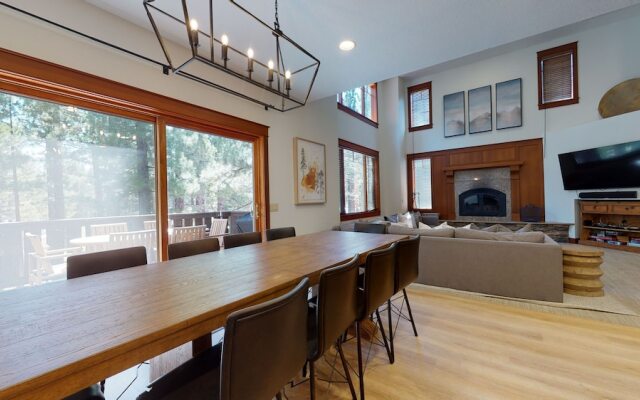 Timbers 6 Updated and Pet-Friendly, Private Jacuzzi, Private Garage by RedAwning