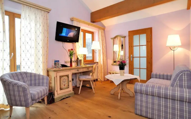 Landhotel Böld and Restaurant Uhrmacher Oberammergau