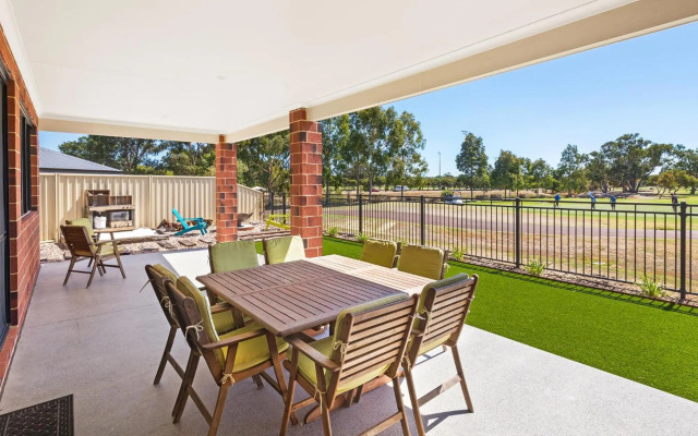 The Links - fairway views, walk to town, air-con