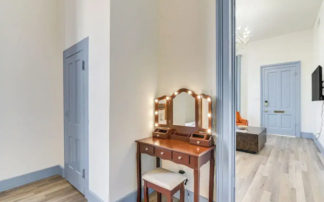 Golden-age Galveston Getaway - Walk to The Strand!