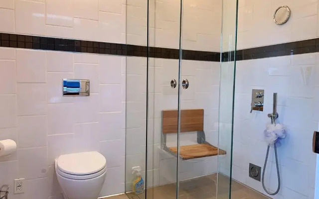 Nice rooms with private bath in Mid Town Toronto
