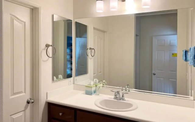 Room in House - Cheerful And Cozy one Large Bedroom