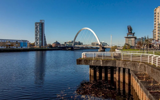 Stylish + Modern 2BR Riverside Apt, Free Parking