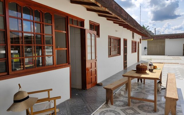 Leticias Guest House - Hostel