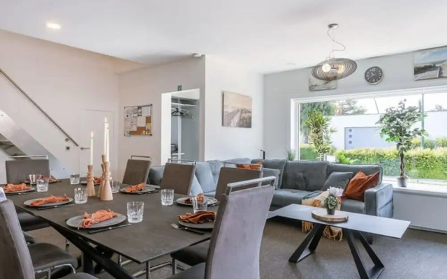 Spacious House With Garden and Parking