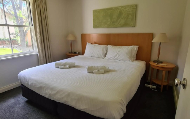 Villa Dion, 3 Bedroom Private Villa, Cypress Lakes Resort, KING & SINGLE BEDS – Guest Rooms – Pokolbin
