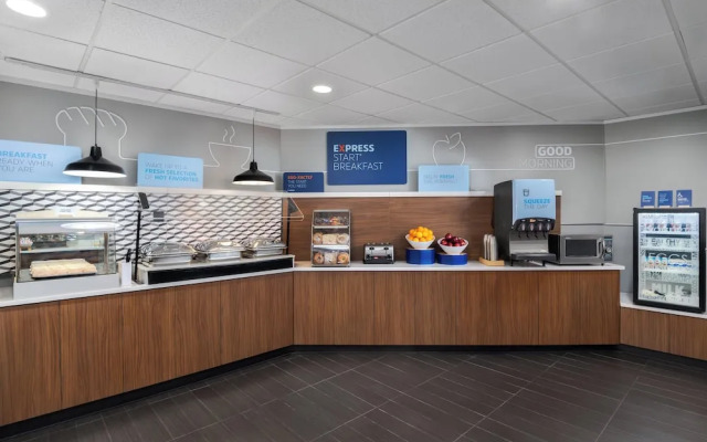 Holiday Inn Express & Suites Bentonville
