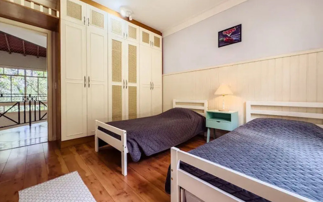Casa Alto Padrão na Granja Viana - Cond. Fechado