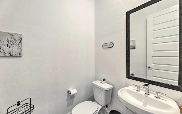 Luxurious & Spacious Austin Home ~ 8 Mi to Dtwn!
