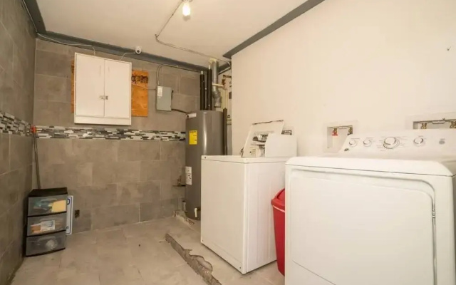 King Bed Retreat Fast Wifi Gated Complex