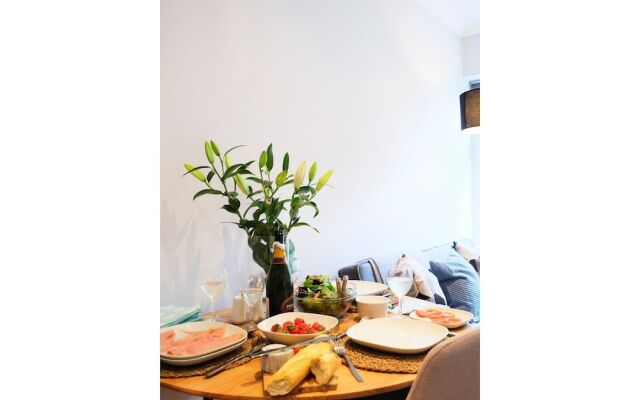 Modern 2 BR Flat in Bedford Park