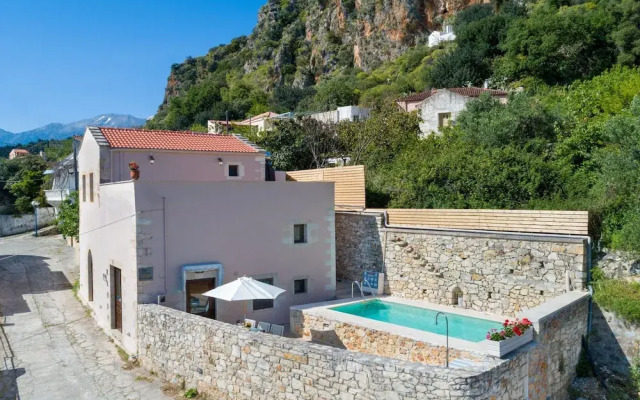 Cozy Holiday Home With Pool and Whirlpool in Maheri