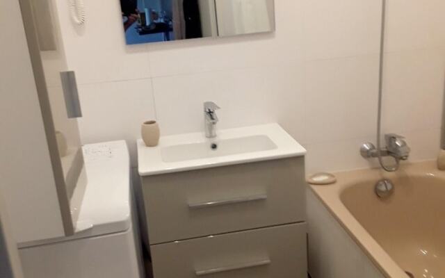 Apartment With one Bedroom in Cavalaire-sur-mer, With Furnished Terrac