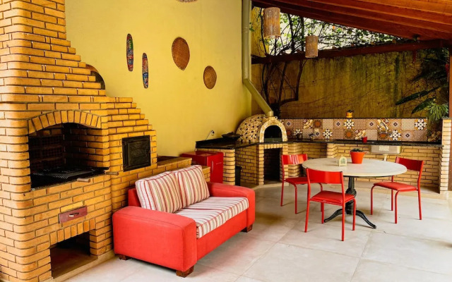 Espaço gourmet e home-office na Granja Viana
