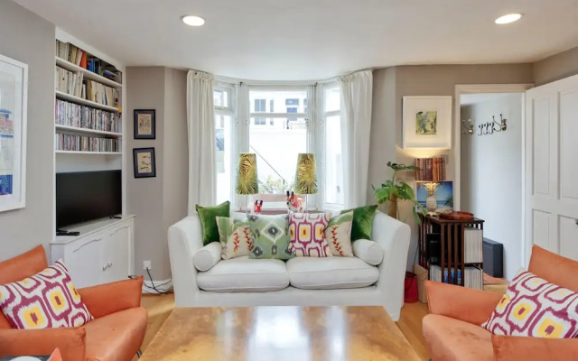 Lovely 2-bed Garden Flat in West Kensington