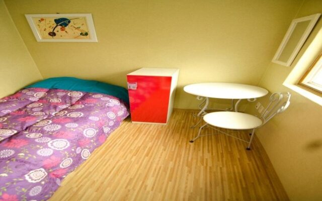 Kimchee Sinchon Guesthouse - Hostel