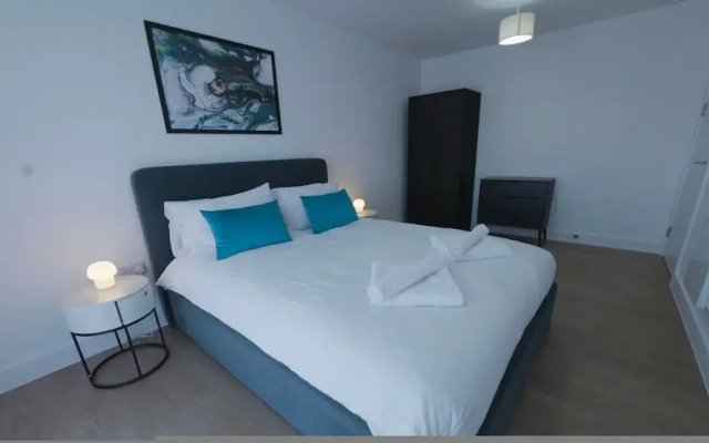 Luxury Manchester Apartment - Orange