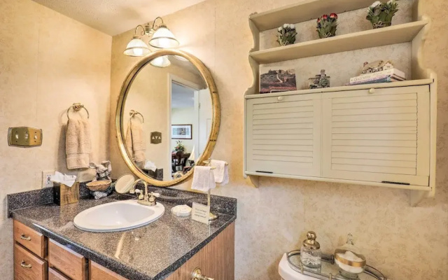 Studio in College Station w/ Expansive Deck!