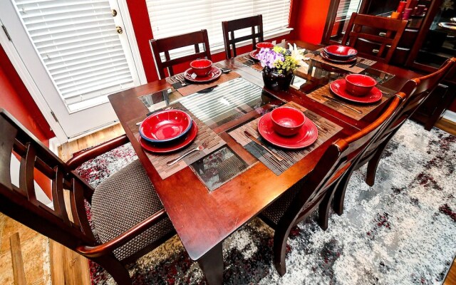 4 - Bed home, w/ Cali King Bed - 12 mins. to DTWN