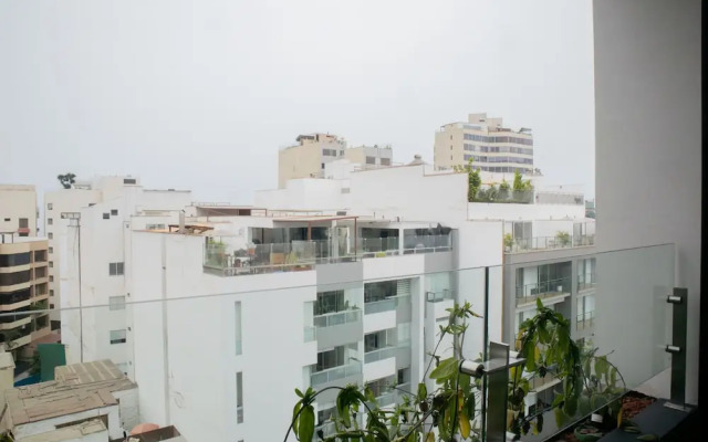 w Elegant 2BR Apartment in Miraflores Steps From Larcomar