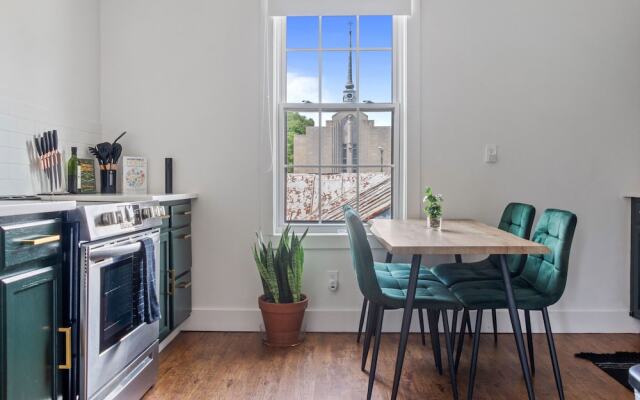 NEW Luxe Pet Friendly Free Parking Downtown