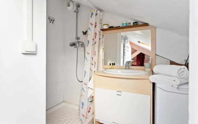 Spacious and Bright Duplex Located in the 19th